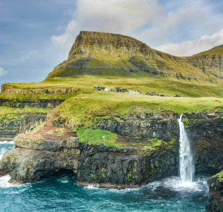 Tiešais FlyMeAway lidojums no Rīgas uz Fēru salām. Attēlā: Múlafossur ūdenskritums Gásadalur ciematā.